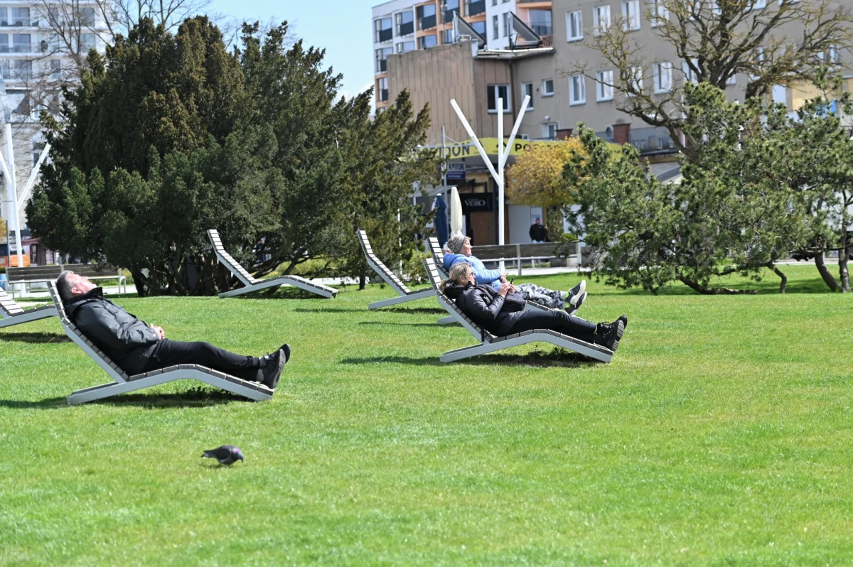 Po chłodnych dniach, w piątek w końcu zacznie wkraczać do Polski cieplejsze powietrze! Początek długiego majówkowego weekendu będzie ciepły, termometry w niektórych miejscach mogą pokażą nawet 17 stopni, ale z opadami deszczu. Rozpogodzeń należy spodziewać się w niedzielę i poniedziałek. 