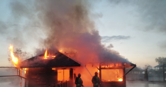 Pożar na terenie zoo w Borysewie koło Poddębic w Łódzkiem. Przed godz. 5 rano ogień pojawił się w drewnianym budynku o powierzchni około 100 metrów kwadratowych.