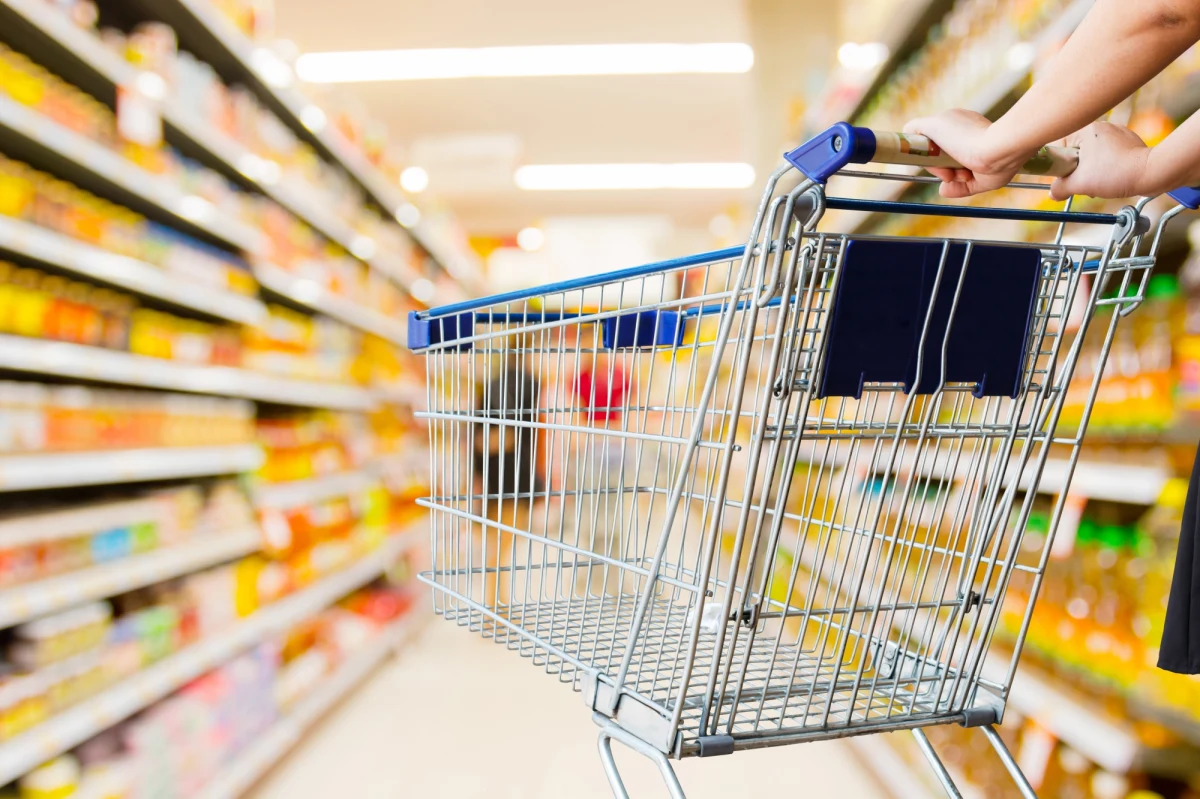 Planując, jak spędzić najbliższe wolne dni, warto pomyśleć o zrobieniu zakupów. Trzeba się pośpieszyć, bo 1 i 3 maja sklepy będą w większości zamknięte. Święto Pracy i Narodowe Święto Konstytucji to dni ustawowo wolne od pracy, także dla handlowców. 