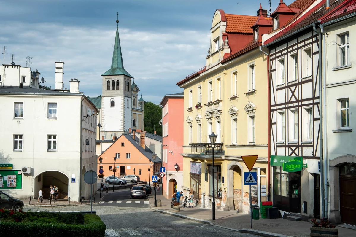 Burmistrz Dusznik-Zdroju Piotr L. i biznesmen związany z branżą hotelarską Ryszard S. zostali tymczasowo aresztowani na trzy miesiące w związku ze śledztwie dot. nieprawidłowości przy budowie hotelu w Dusznikach-Zdroju.