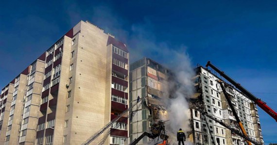 Nad ranem w Kijowie i w całej Ukrainie został ogłoszony alarm lotniczy. W stolicy obrona powietrzna zestrzeliła 11 skrzydlatych rakiet oraz dwa drony. W Humaniu w centralnej części kraju rakieta uderzyła w 8-piętrowy blok mieszkalny. W wyniku ataku zginęło co najmniej 12 osób, w tym trzyletnie dziecko.