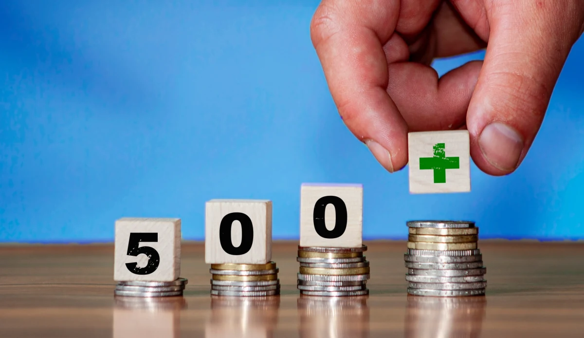 Plany dotyczące świadczenia 500 plus znalazły się w Wieloletnim Planie Finansowym Państwa na lata 2023-2026 - pisze „Fakt”. Na podstawie tego dokumentu konstruowany będzie projekt budżetu państwa na przyszły rok. Jak zauważa gazeta, rząd, planując budżet na 2024 r., nie zakłada waloryzacji tego świadczenia. W kolejnych latach koszty programu będą się wręcz zmniejszać. Powodem jest sytuacja demograficzna.