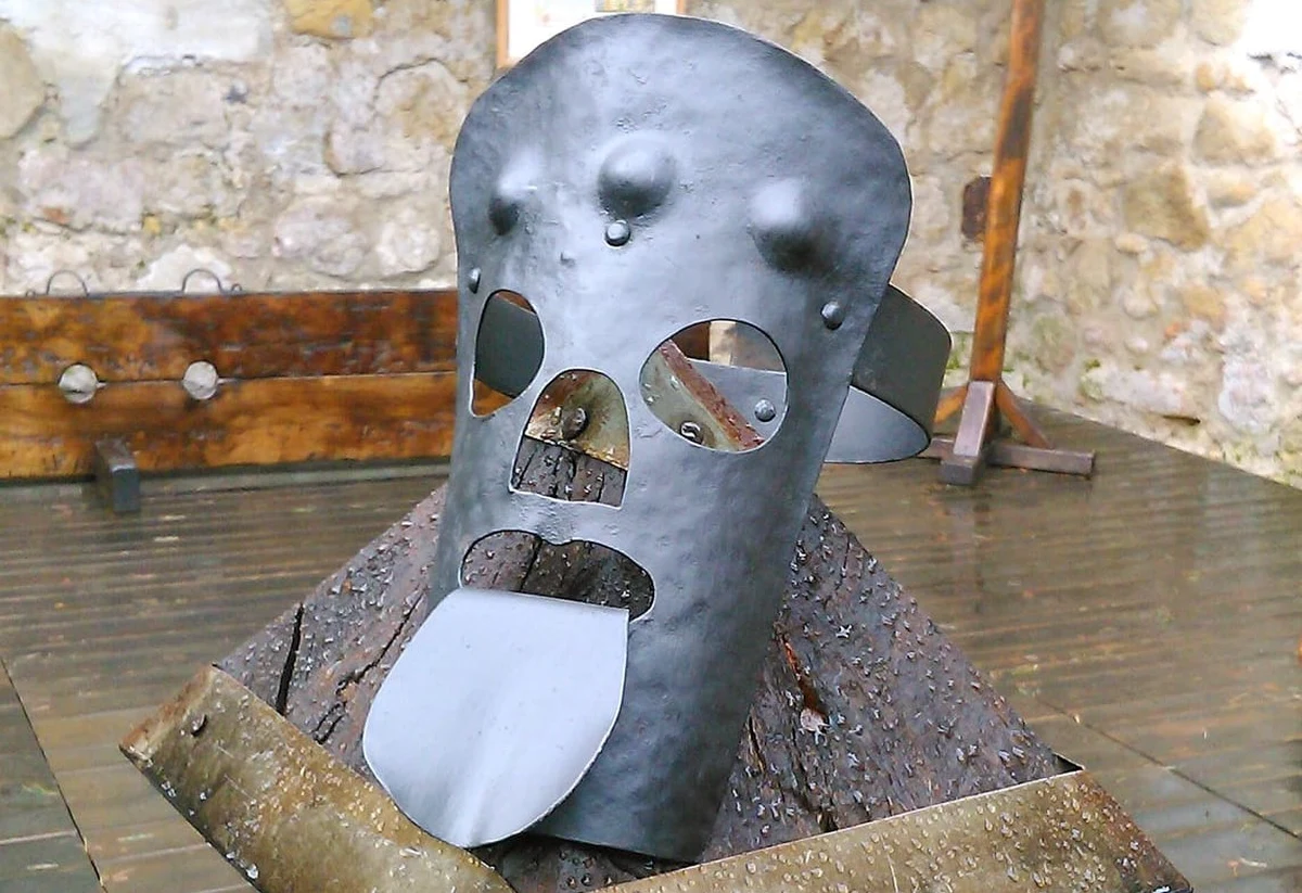 "Żelaznę maskę hańby" skradziono z fortecy Kamieniec w Odrzykoniu na Podkarpaciu. "Nie wiadomo, jak doszło do tej kradzieży, jej sprawca jest pilnie poszukiwany" - mówi RMF FM Wojciech Kołder przewodnik z tego zamku. Złodziej zrobił to najprawdopodobniej w czasie grupowego zwiedzania zamku. Wykorzystał chwilę nieuwagi innych obecnych w tym czasie osób.