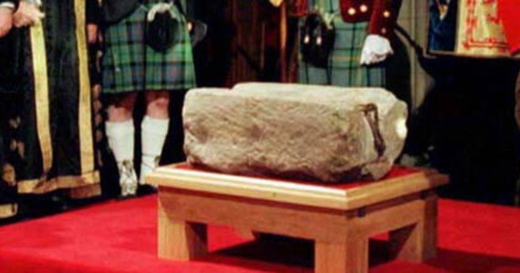 Kamień Przeznaczenia opuścił zamek w Edynburgu po raz pierwszy od ponad 25 latach. Zostanie przewieziony do Londynu na koronację Karola III. Kamień, który przez setki lat służył do koronacji królów Szkocji, został wywieziony do Anglii w XIII wieku. Od tamtej pory leżał symbolicznie pod tronem królewskim w trakcie uroczystości koronacyjnych wszystkich królów Anglii i – od XVIII wieku – Wielkiej Brytanii. Aż do 1950 roku, kiedy został skradziony przez czterech studentów z Glasgow i wywieziony z powrotem do Szkocji. 