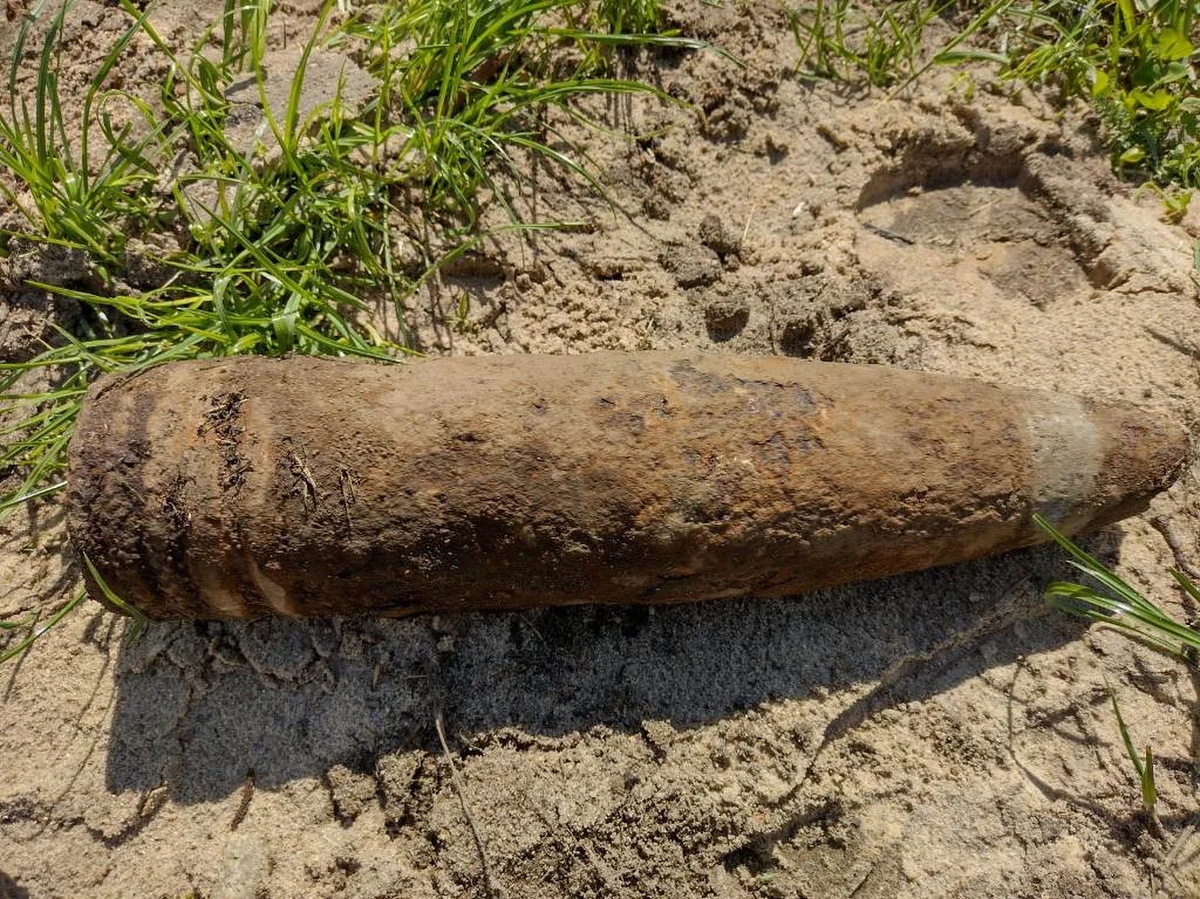 ​Pocisk artyleryjski pochodzący z okresu II wojny światowej znaleziono podczas prac ziemnych w okolicy szkoły podstawowej w Gielniowie (Mazowieckie). Niewybuch wydobyli i zneutralizowali saperzy wojskowi - poinformowała asp. szt. Aneta Wilk z Komendy Powiatowej Policji w Przysusze.