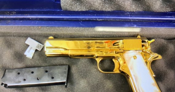 Pistolet pokryty 24-karatowym złotem został znaleziony przez służby celne w bagażu Amerykanki, która przyleciała do Sydney. 28-latka została zatrzymana, ponieważ nie miała pozwolenia na posiadanie broni na terenie Australii. 