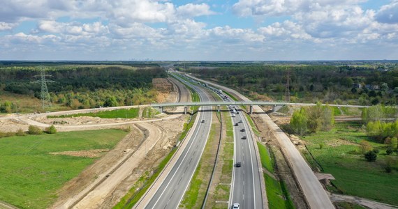 Kierowcy mogą już korzystać z nowego odcinka drogi ekspresowej S7 pomiędzy węzłami Lesznowola i Tarczyn Południe. To ostatni odcinek realizacyjny "siódemki", dzięki któremu można pokonać trasę o długości 230 kilometrów pomiędzy Warszawą, Radomiem i Kielcami, aż do granicy województw świętokrzyskiego i małopolskiego.