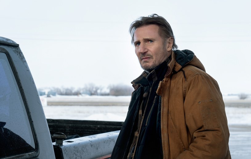 Liam Neeson już kilka razy zapowiadał, że kończy z występami w sensacyjnych widowiskach z pogranicza klasy A i B. Mimo to wciąż pojawia się w kilku takich filmach rocznie. Kolejną okazją do tego, by zobaczyć, jak gwiazdor rozstawia po kątach bandytów, będzie kontynuacja sensacyjnego thrillera "Lodowy szlak" z 2021 roku. Tym razem bohater grany przez Neesona trafi w Himalaje.