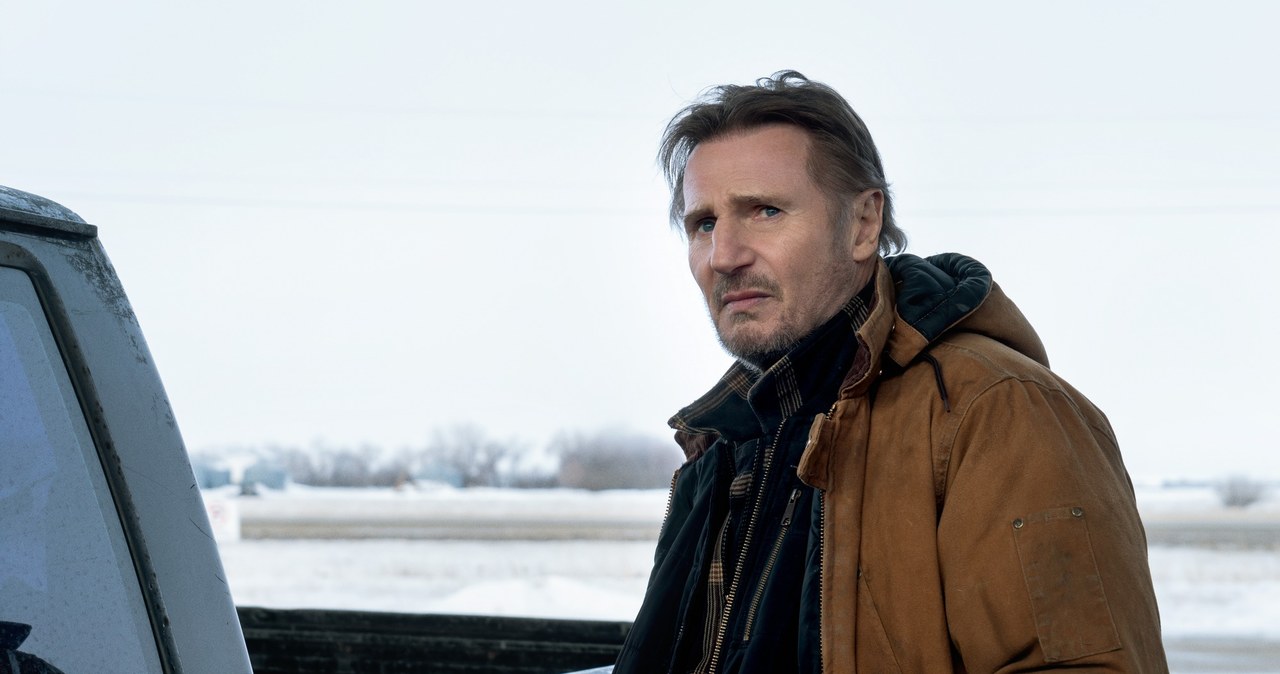 Liam Neeson już kilka razy zapowiadał, że kończy z występami w sensacyjnych widowiskach z pogranicza klasy A i B. Mimo to wciąż pojawia się w kilku takich filmach rocznie. Kolejną okazją do tego, by zobaczyć, jak gwiazdor rozstawia po kątach bandytów, będzie kontynuacja sensacyjnego thrillera "Lodowy szlak" z 2021 roku. Tym razem bohater grany przez Neesona trafi w Himalaje.