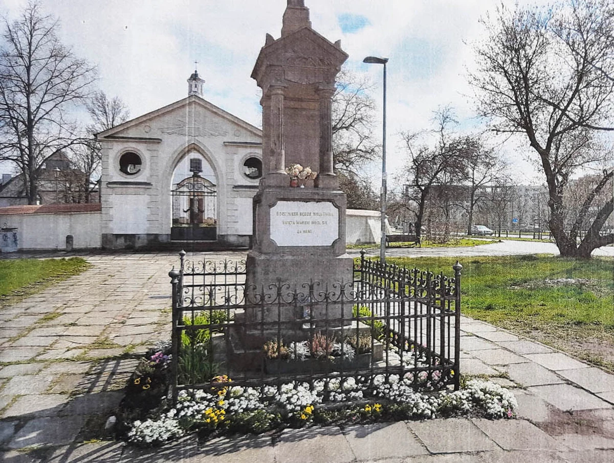 Policjanci zatrzymali sprawcę uszkodzenia zabytkowej figurki Matki Boskiej z kapliczki przy ul. Czerniakowskiej. 38-letni obywatel Tadżykistanu usłyszał w prokuraturze zarzut znieważenia przedmiotu czci religijnej, obrazy uczuć religijnych i uszkodzenia mienia.

