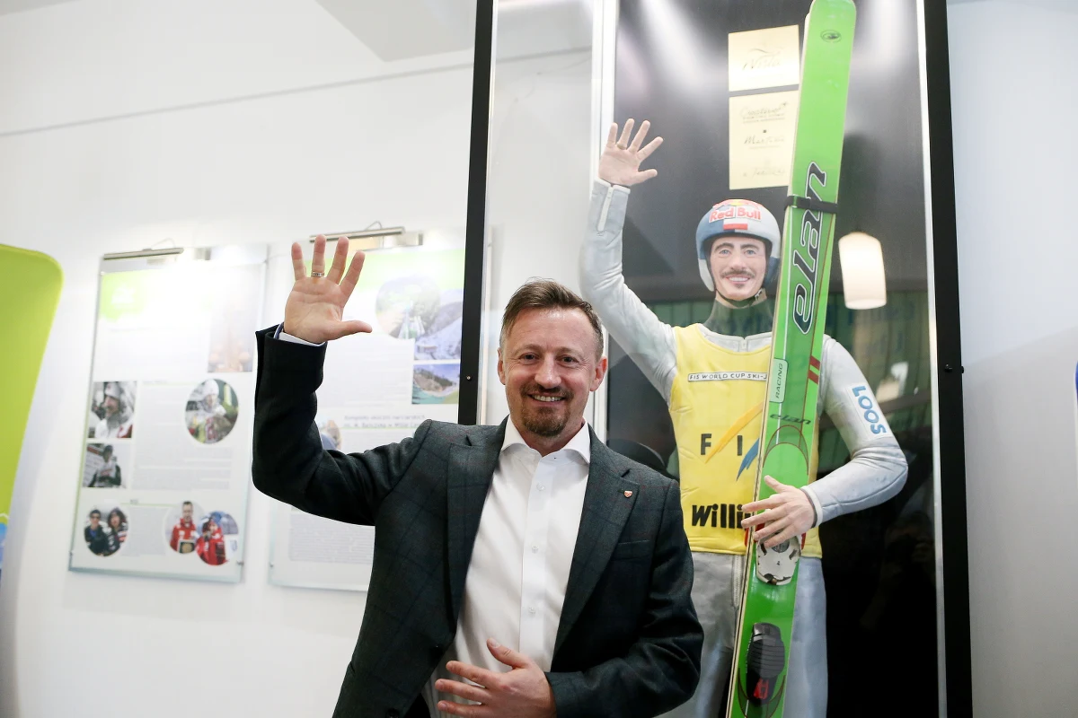 Nowa czekoladowa figura Adama Małysza została dziś odsłonięta w Domu Zdrojowym w Wiśle. Zastąpiła ponad 20-letnią rzeźbę z białej czekolady, która zaczęła się już psuć i rozsypywać.