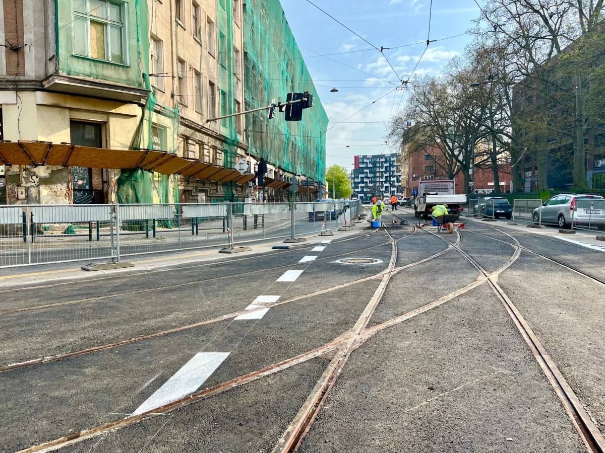 W sobotę (29 kwietnia) zakończy się remont torowiska tramwajowego na skrzyżowaniu ulicy Pułaskiego i Małachowskiego we Wrocławiu. Na trasę tę wróci linia 70. Linia 16 będzie jeszcze kursować objazdem z powodu remontu pobliskiej ul. Hubskiej. 