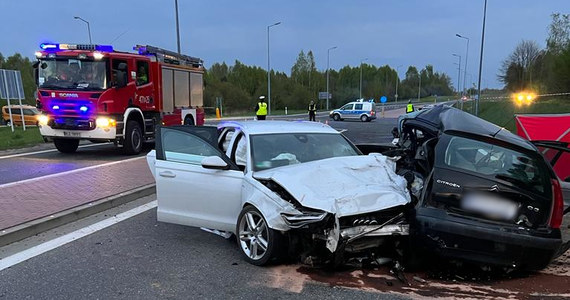 Policja i prokuratura badają okoliczności tragicznego wypadku na obwodnicy Leżajska. W zderzeniu dwóch aut osobowych zginęły dwie osoby. 