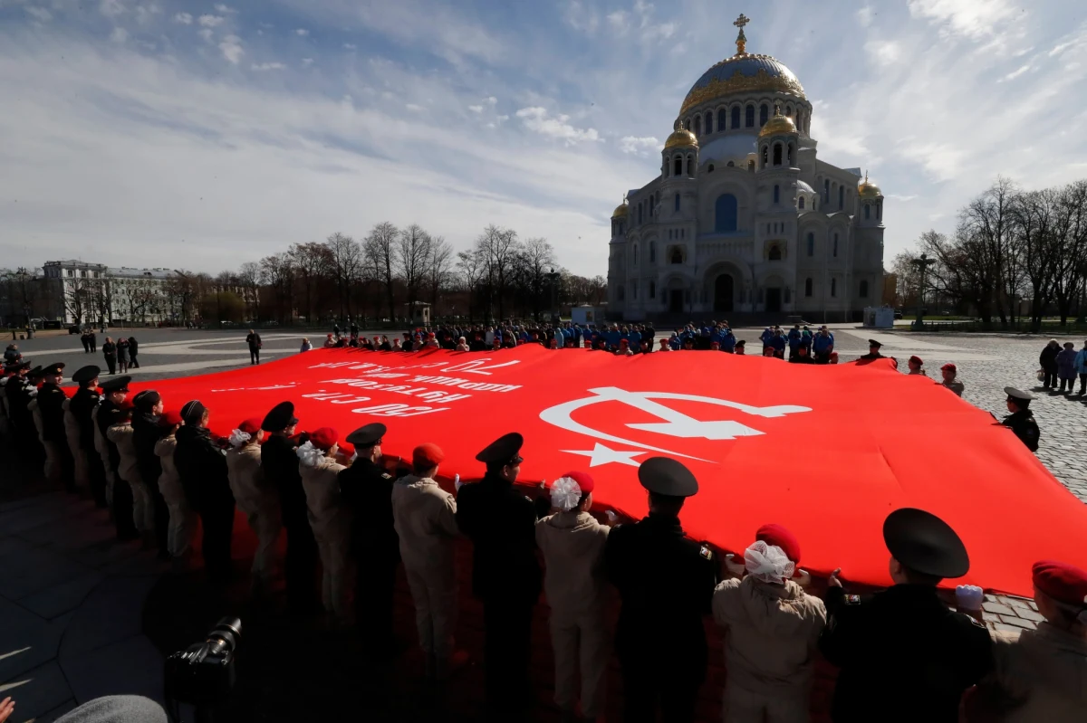 Aż 75 proc. Rosjan nadal popiera wojnę z Ukrainą. Zwolenników agresji wobec sąsiedniego kraju jest niemal tak wielu, jak w pierwszych tygodniach po ataku. W niektórych grupach  społeczeństwa rosyjskiego za wojną opowiada się ponad 80 proc. osób - takie wnioski przekazała w czwartek niezależna rosyjska pracownia badania opinii publicznej Centrum Lewady.