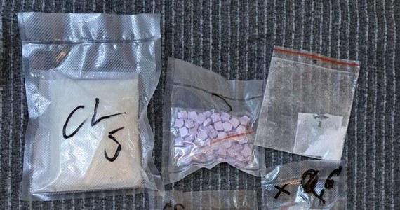 ​​Około 20 kilogramów narkotyków znaleźli gdańscy policjanci w mieszkaniu zajmowanym przez 35-letniego Rumuna. Mężczyzna był poszukiwany listem gończym. Trafił do tymczasowego aresztu.

