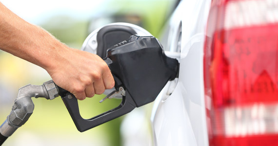 Tankując samochód w drodze powrotnej z majówki kierowcy nie będą musieli obawiać się wyższych cen paliw - wskazali analitycy e-petrol.pl. Z analiz portalu wynika, że możliwe są dalsze obniżki cen.