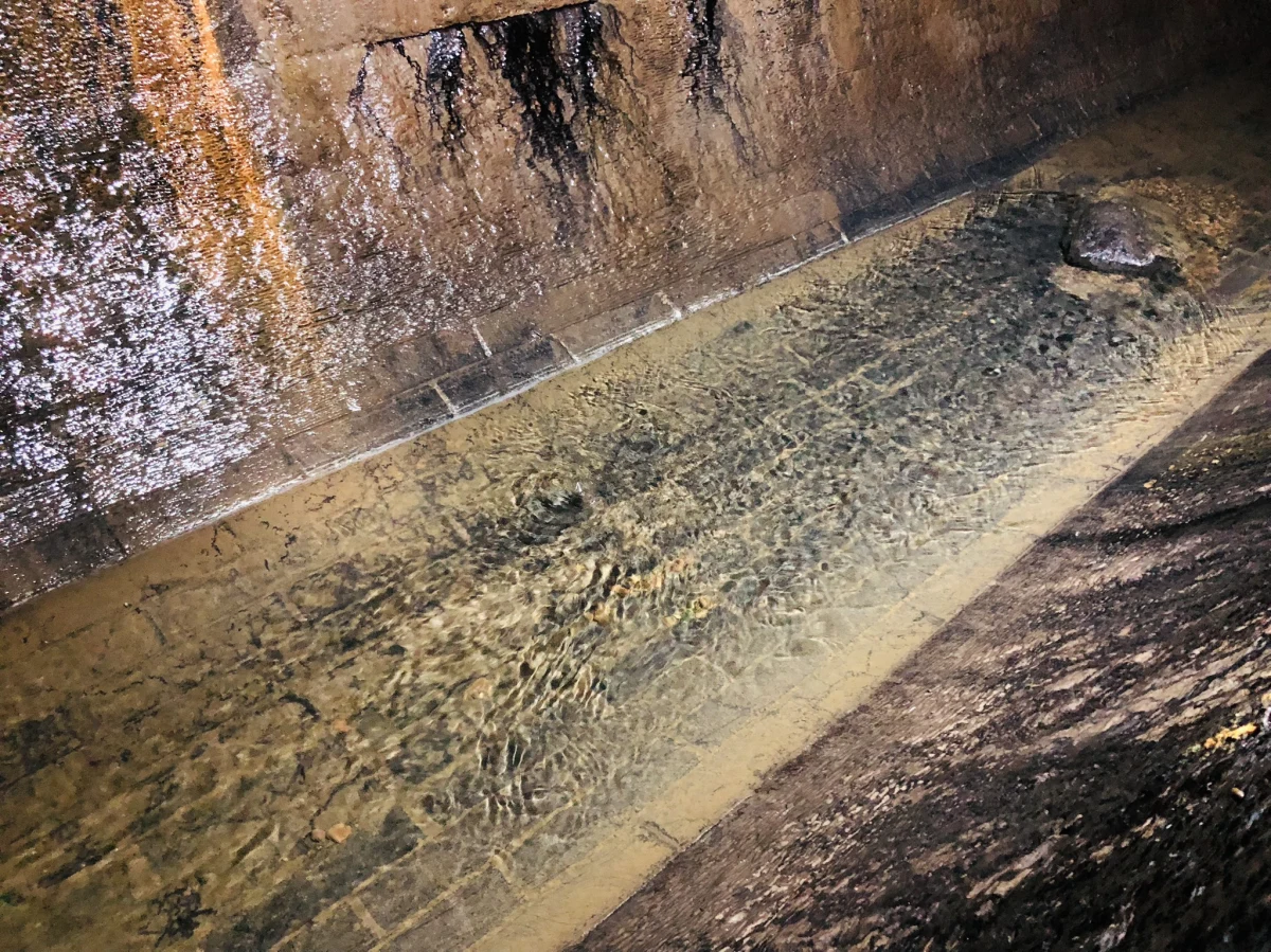 Źródło Łódki i jednocześnie źródło Łodzi to ukryta rzeka. Reporterka RMF FM, jako jedyny dziennikarz radiowy, zeszła do podziemnego kanału, aby dotrzeć do początku miasta. Zdjęcia i film znajdziesz poniżej.