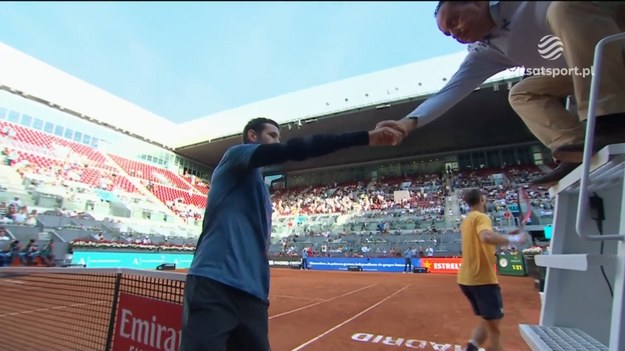 Andy Murray nie tak wyobrażał sobie swój udział w turnieju ATP w Madrycie. Ku zaskoczeniu wielu, odpadł w pierwszej rundzie z kwalifikantem Andreą Vavassorim. Tuż po zakończeniu spotkania Murray wyładował swoją złość na rakiecie.

