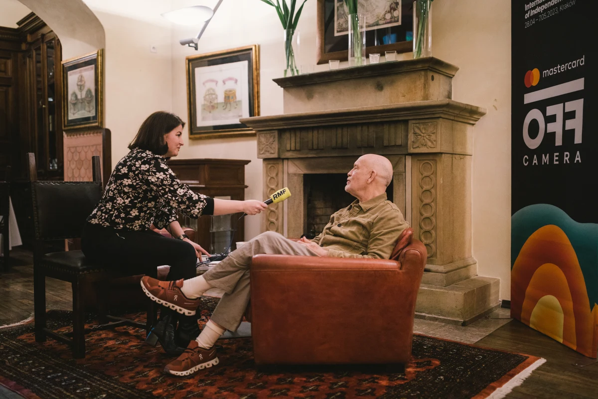 "Zostałem aktorem przez czysty przypadek. Dzieciaki, które tworzyły teatr, poprosiły mnie, żebym do nich dołączył. Wydawało mi się to strasznie głupie, ale to zrobiłem. Dopiero później nauczyłem się kochać tę pracę" - przyznał w rozmowie z dziennikarką RMF FM Katarzyną Sobiechowską-Szuchtą John Malkovich. Słynny amerykański aktor przyjechał do Krakowa na festiwal Mastercard OFF CAMERA. "Nie wiem, czy w przyszłości ludzie będą chodzić do kina na coś innego niż filmy Marvela. Czy kino przetrwa? Nie mam pojęcia" - mówił. "Nie myślę specjalnie o tym, czy jestem lubiany, czy nie. Myślę o tym, co robię" - zapewnił. 