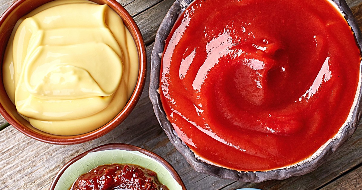 Ketchup, musztarda, pieprz, najpopularniejsze, dodatki, potraw, kuchni, zachodniej, Różnią, siebie, smakiem, kolorem, aromatem, Ketchup czy musztarda - co mniej tuczy i jest zdrowsze? Wybieraj nie tylko do kiełbasy