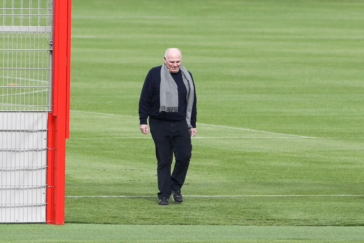 Funkcjonariusze Federalnego Urzędu Kryminalnego przeszukali siedzibę klubu piłkarskiego Bayern Monachium. Powodem było podejrzenie prania brudnych pieniędzy przez rosyjskiego oligarchę Aliszera Usmanowa. Honorowym prezydentem bawarskiego klubu jest Uli Hoeness, znajomy Usmanowa – podał w piątek portal dziennika „Bild”.