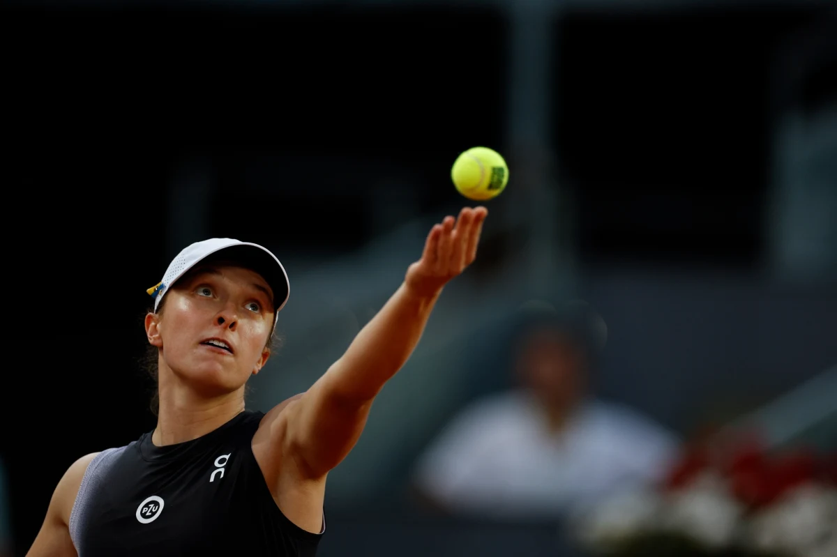 Iga Świątek awansowała do trzeciej rundy turnieju WTA 1000 na kortach ziemnych w Madrycie. Rozstawiona z numerem jeden polska tenisistka wygrała z Austriaczką Julią Grabher 6:3, 6:2. Jej kolejną rywalką będzie Amerykanka Bernarda Pera (nr 28.).
