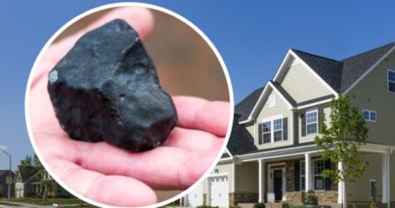 Meteoryt wielkości piłki tenisowej uderzył w dach domu w Elmshorn w Szlezwiku-Holsztynie na północy Niemiec. Naukowcy wiedzą o kilku przypadkach uderzeń meteorytów w Niemczech w ostatnich dekadach.
