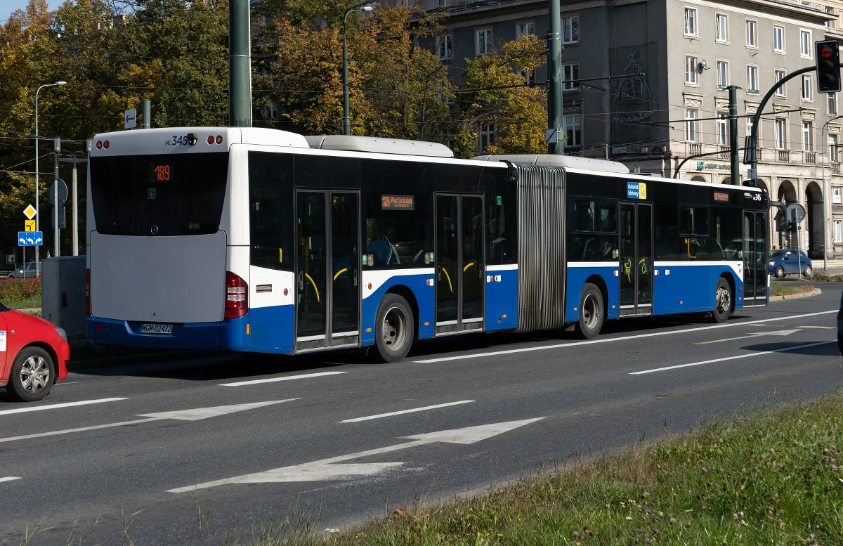 ​Zarząd Transportu Publicznego w Krakowie przygotowuje innowacyjną w skali kraju propozycję dla pasażerów komunikacji miejskiej - bilety kilometrowe zamiast czasowych. Rozwiązanie takie funkcjonuje w Helsinkach. Oznaczałoby to, że pasażerowie płacą za liczbę kilometrów przejechanych autobusem lub tramwajem, a nie za czas, w jakim przemierzają daną trasę.