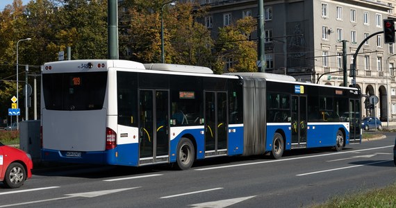 ​Zarząd Transportu Publicznego w Krakowie przygotowuje innowacyjną w skali kraju propozycję dla pasażerów komunikacji miejskiej - bilety kilometrowe zamiast czasowych. Rozwiązanie takie funkcjonuje w Helsinkach. Oznaczałoby to, że pasażerowie płacą za liczbę kilometrów przejechanych autobusem lub tramwajem, a nie za czas, w jakim przemierzają daną trasę.