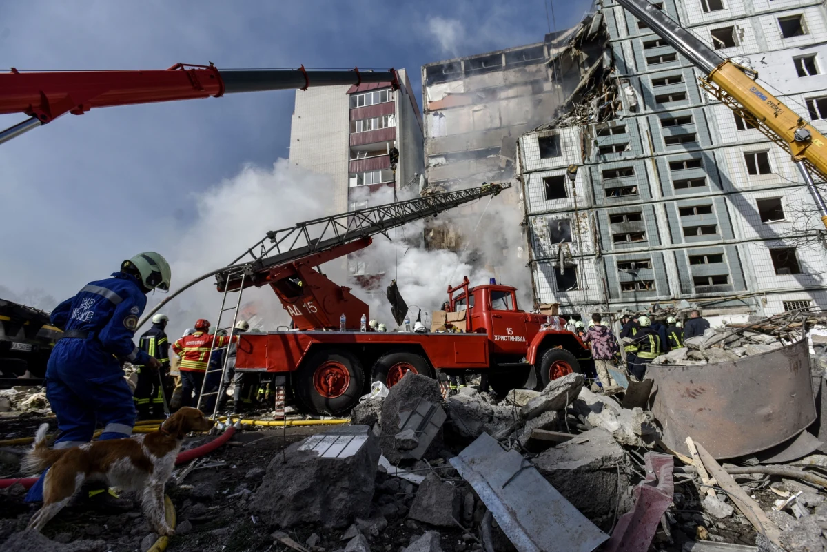 W Humaniu zakończyła się akcja ratunkowa - poinformował szef ukraińskiego MSW Ihor Kłymenko. Od piątku pod gruzami ostrzelanych przez rosyjskie wojsko budynków na Ukrainie znajdowali się ludzie. Minionej doby rosyjska armia przeprowadziła ataki rakietowe na miasta Humań w centralnej części kraju, Dniepr i Ukrainka w obwodzie kijowskim. Według wstępnych informacji zginęło ponad 20 cywilów, w tym czworo dzieci - podaje sztab.