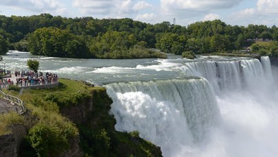 ​Wodospad Niagara biało-czerwony na Dzień Flagi!