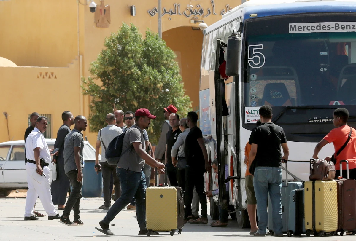 ​Konwój autobusów przewiózł około 300 obywateli USA ze stolicy ogarniętego walkami Sudanu, Chartumu, na wybrzeże Morza Czerwonego - poinformował portal dziennika "New York Times".