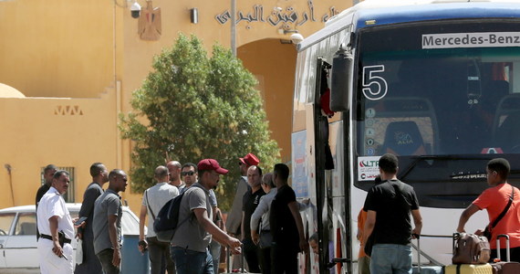 ​Konwój autobusów przewiózł około 300 obywateli USA ze stolicy ogarniętego walkami Sudanu, Chartumu, na wybrzeże Morza Czerwonego - poinformował portal dziennika "New York Times".