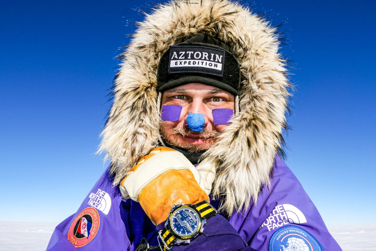 "Jestem marzycielem, takim dzieciakiem, który nigdy nie dorósł i mam to szczęście, że mogę te swoje marzenia z dzieciństwa realizować" - podkreśla w rozmowie z Radiem RMF24 Mateusz Waligóra. Podróżnik z Wrocławia w styczniu osiągnął swój wielki cel. Po prawie 2 miesiącach wędrówki dotarł samotnie, bez wsparcia z zewnątrz do bieguna południowego. Zrobił to jako czwarty Polak. "Wciąż dochodzę do siebie. Takie wyprawy zawsze są bardzo mocno eksploatujące dla organizmu. Kręgosłup mocno dostał w kość" - zaznacza. Powoli tworzy już jednak plany na kolejne wędrówki. "Razem z Markiem Kamińskim mamy pomysł, by zorganizować małą, wspólną wyprawę polarną, ale w tym roku nie planuję nic innego poza marszem wzdłuż drugiej najdłuższej rzeki w Polsce, czyli wzdłuż Odry" - opowiada w rozmowie z Michałem Rodakiem.