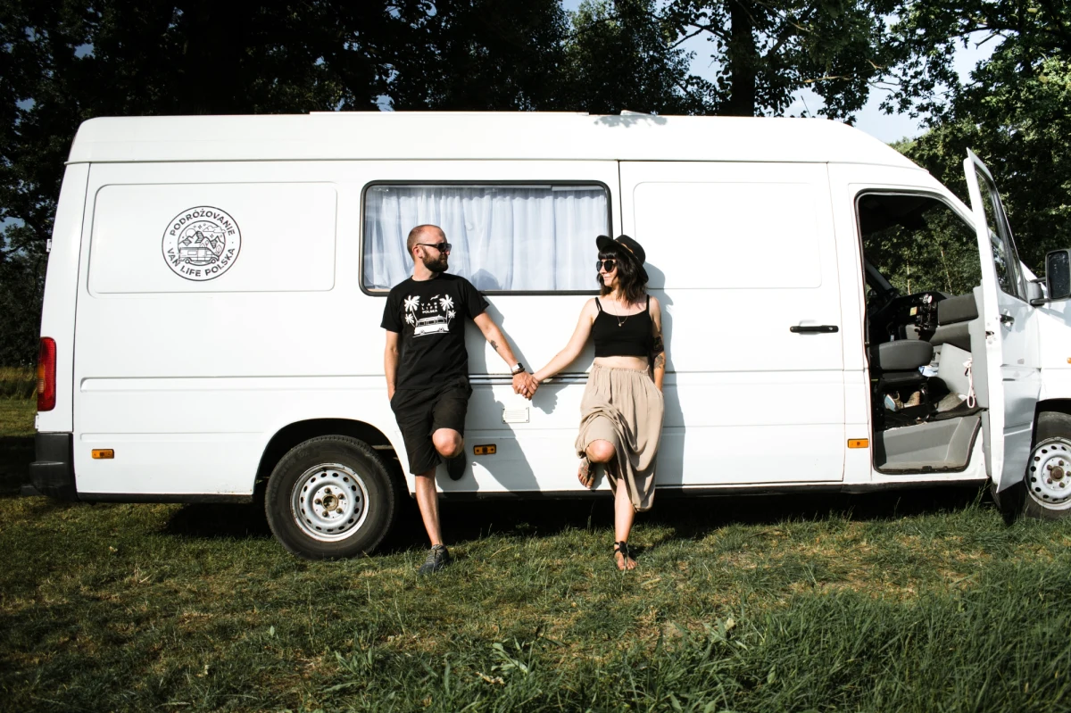 "Kamper jest dla takich osób, które czują, że im się to podoba, które lubią wolność, które nie mają problemu z niewygodami, dla których ważniejsza jest podróż dla doświadczeń niż podróż, żeby odpocząć. To wszystko ładnie wygląda na zdjęciach, ale jednak bardzo dużo trzeba koło tego vana zrobić" -  mówią Kasia i Łukasz znani z kanału PodróżoVanie. Małżeństwo pokazuje, że nie ma jednego przepisu na udane życie. Pewnego dnia para wsiadła do swojego vana i przemierza nim świat. W Radiu RMF24 Kasia i Łukasz opowiadają o swoich początkach, a także wspominają największe przygody z podróży.