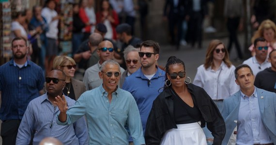 Szalony wyjazd małżeństwa Obamów do Barcelony. Para spacerowała ulicami hiszpańskiego miasta, Barack Obama zjadł kolację z Stevenem Spielbergiem i Brucem Springsteenem, a Michelle Obama zaśpiewała z amerykańskim piosenkarzem podczas jego koncertu. Zdjęcia i nagrania trafiły do sieci. 