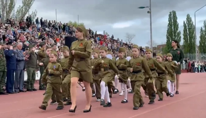 Groteskowe sceny w Rosji. Dzieci z przedszkola maszerowały w paradzie wojskowej