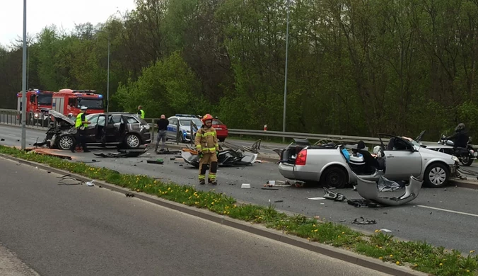 Potężny wypadek w Zegrzu Południowym. Służby rozcinały samochód