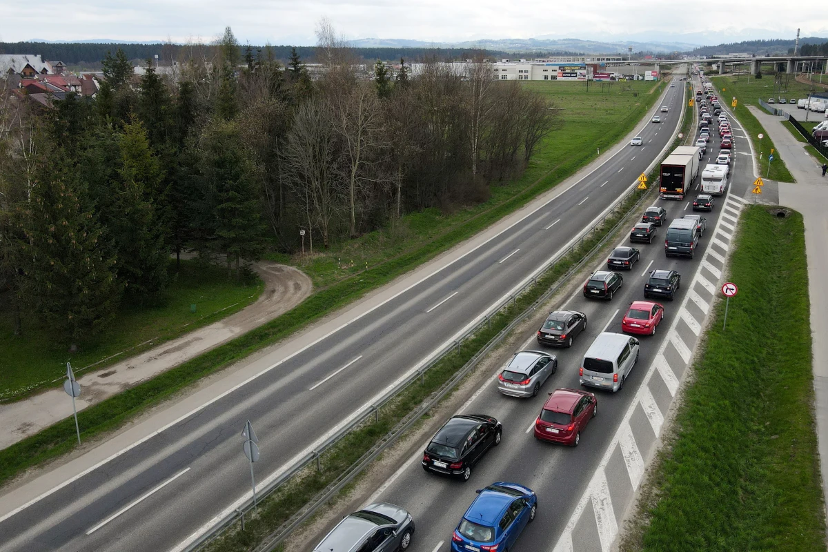 Turyści, którzy weekend majowy postanowili spędzić pod Tatrami, stanęli w korkach na zakopiance.