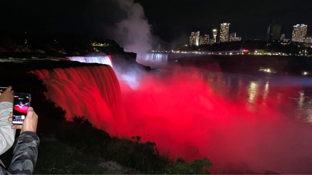 Biało - czerwona Niagara. Słynny wodospad w naszych narodowych barwach z okazji 40. rocznicy powstania NSZZ Solidarność. W nocy czasu polskiego przez 15 minut wodospad na pograniczu amerykańsko- kanadyjskim zachwycał polskimi kolorami. ono.