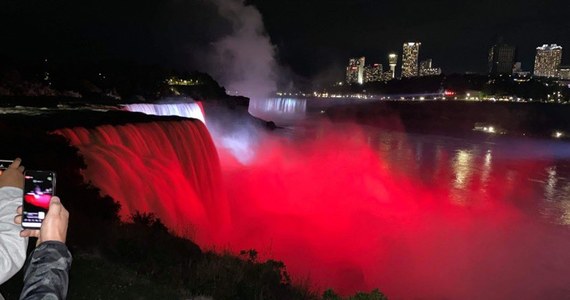 Biało - czerwona Niagara. Słynny wodospad w naszych narodowych barwach z okazji 40. rocznicy powstania NSZZ Solidarność. W nocy czasu polskiego przez 15 minut wodospad na pograniczu amerykańsko- kanadyjskim zachwycał polskimi kolorami. ono.