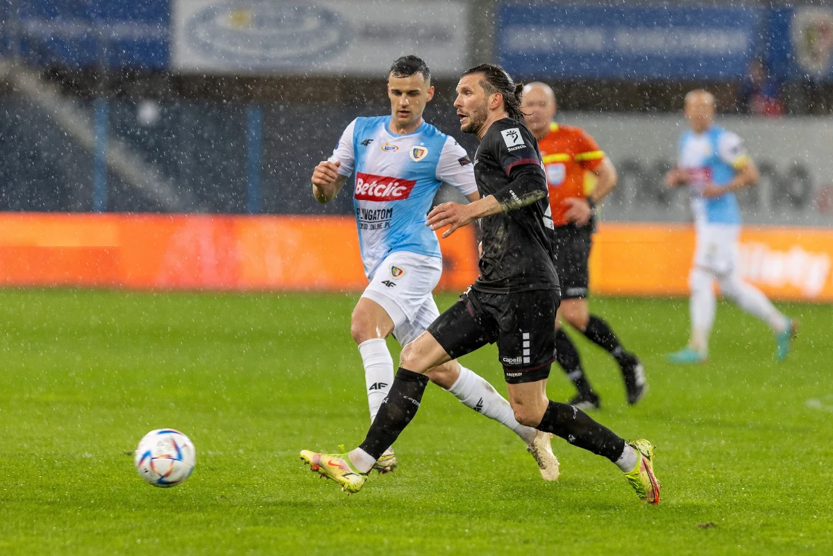 W sobotnim meczu piłkarskiej Ekstraklasy Piast Gliwice zremisował z Pogonią Szczecin 0:0. Gliwicki klub jest niepokonany od 9 spotkań. 