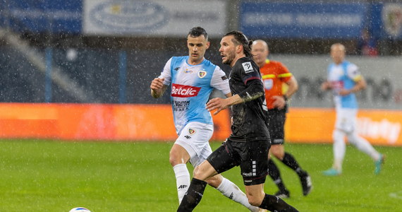 W sobotnim meczu piłkarskiej Ekstraklasy Piast Gliwice zremisował z Pogonią Szczecin 0:0. Gliwicki klub jest niepokonany od 9 spotkań. 