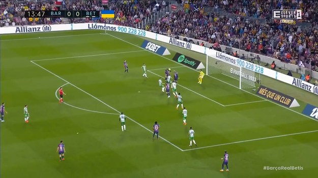 FC Barcelona pokonała Real Betis 4:0 w meczu 32. kolejki ligi hiszpańskiej. Przyjezdni sami pozbawili się szans na równorzędną rywalizację. Od 33. minuty grali w dziesiątkę po czerwonej kartce Edgara Gonzaleza, a od 80. w dziewiątkę po urazie Joaquina. Podopieczni Xaviego Hernandeza spokojnie kontrolowali wydarzenia na Spotify Camp Nou. Robert Lewandowski trafił do siatki w drugim kolejnym spotkaniu.
