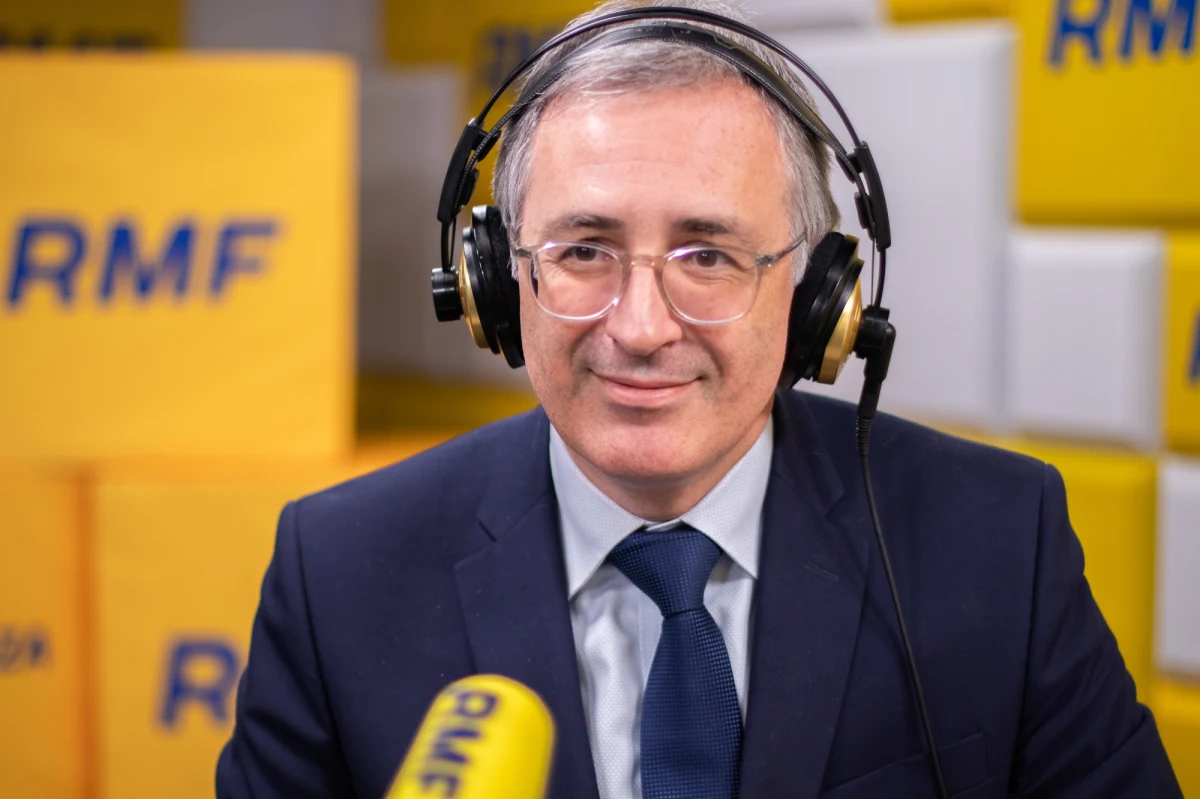 "Jeśli taką rozmowę jak ta przeprowadzilibyśmy w Moskwie, trafilibyśmy do więzienia na wiele lat. Nawet jeśli rozmawialibyśmy prywatnie, przez telefon. Niedawno mieliśmy taki przypadek. Jedna osoba zadzwoniła do drugiej. Oficer KGB, który ich rozmowę podsłuchiwał, zaraportował o niej. I poinformował podsłuchanych, że ich rozmowa przestała być prywatna, odkąd on jej zaczął słuchać" - tak totalną kontrolę w putinowskiej Rosji opisuje profesor Sergei Guriev. Ze współautorem książki "Spin dyktatorzy. Nowe oblicze tyranii w XXI wieku" rozmawiał Bogdan Zalewski.