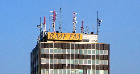 W kwietniu minęła 30. rocznica pojawienia się RMF FM w aglomeracji śląskiej. Prace przygotowawcze, poszukiwanie siedziby, instalacja anten nadawczych miały miejsce w listopadzie i grudniu 1992 roku, zaś remont pomieszczeń i budowa studia trwała do wiosny 1993 roku. Mimo że radio RMF FM nie miało jeszcze ogólnopolskiej koncesji na nadawanie, to szefostwo stacji postanowiło eksperymentalnie uruchomić pierwszy lokalny oddział, by zdobyć doświadczenie, sprawdzić systemy emisyjne i przygotować się do budowy sieci ogólnokrajowej, gdzie oddziały lokalne miały odegrać kluczową rolę. Poza tym młoda ambitna stacja chciała uprzedzić konkurencję i pojawić się w najważniejszym regionie w Polsce, bo każdy z radiowców w Polsce wiedział, że „kto ma Śląsk, ten ma …słuchalność”.