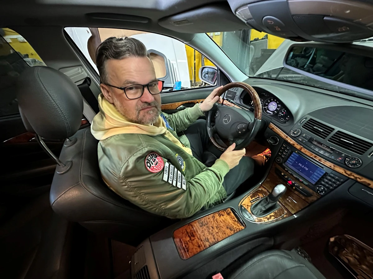 "Gdy rozmawiam z ludźmi o samochodach, wychodzi na to, że zaczynamy się tej przyszłości bać. W momencie, kiedy elektromobilność uzupełnia motoryzację tradycyjną, to jest super. Jest to znakomite uzupełnienie naszej floty samochodów. Ale powiedzmy sobie otwarcie samochody elektryczne póki co nie są dla wszystkich i nie są do wszystkiego" - mówił Adam Kornacki. Wyścigowy mistrz Polski, dziennikarz TVN Turbo, znany z programu Zakup kontrolowany, był gościem Radia RMF24.