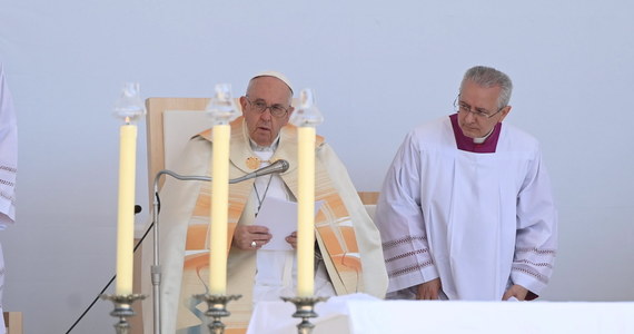 W ostatnim dniu wizyty na Węgrzech papież Franciszek odprawił w niedzielę rano mszę na placu Kossutha w Budapeszcie, przed parlamentem. Przybyły tysiące ludzi. W homilii papież mówił, że smutny jest widok "zamkniętych bram dla tych, którzy są obcy, inni, migrujący, ubodzy", nie mają uregulowanej sytuacji życiowej. Apelował o braterstwo i współpracę, bez podziałów.