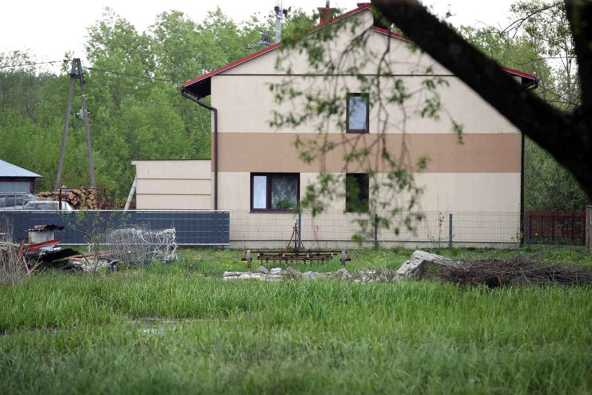 Policja zatrzymała po obławie 29-latka, który może mieć związek z rodzinną tragedią w Bąkowie koło Stalowej Woli na Podkarpaciu. Zmarły tam dwie kobiety, a ciężko ranny został starszy mężczyzna. 