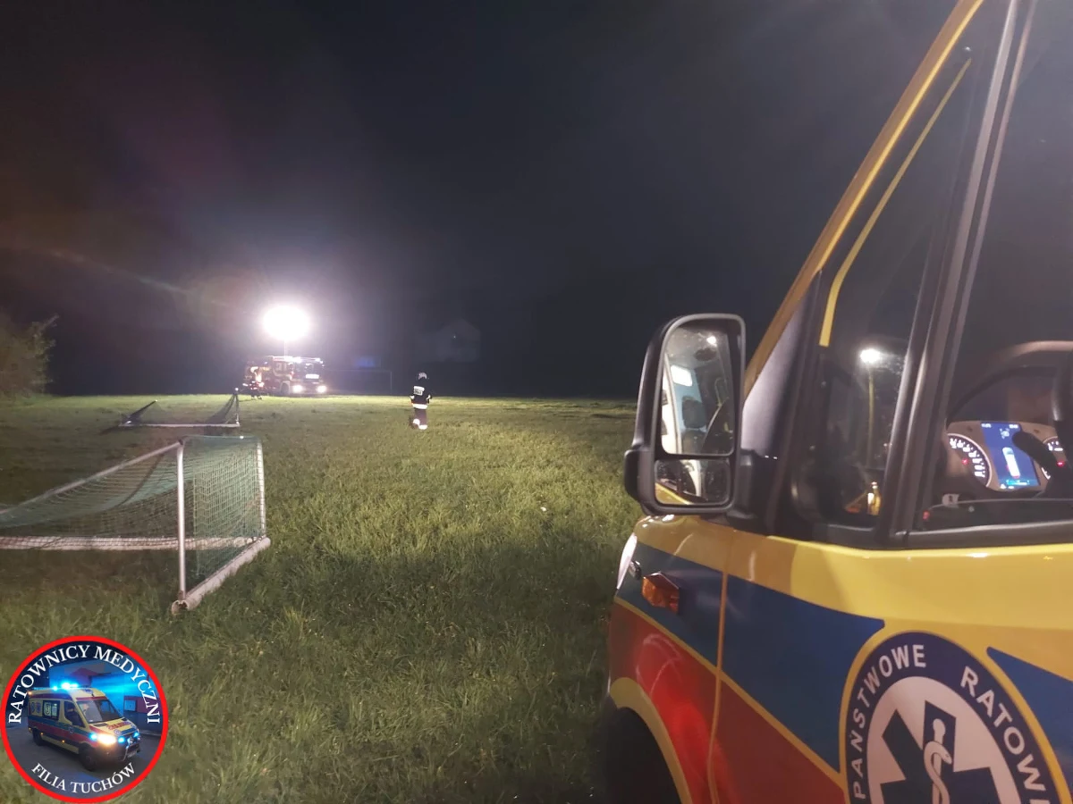 Policja wyjaśnia okoliczności wypadku, do którego doszło wczoraj na boisku sportowym w miejscowości Zalasowa koło Tarnowa w Małopolsce. 12-latka została przygnieciona przez bramkę. Dziewczynkę śmigłowcem przetransportowano do szpitala. 